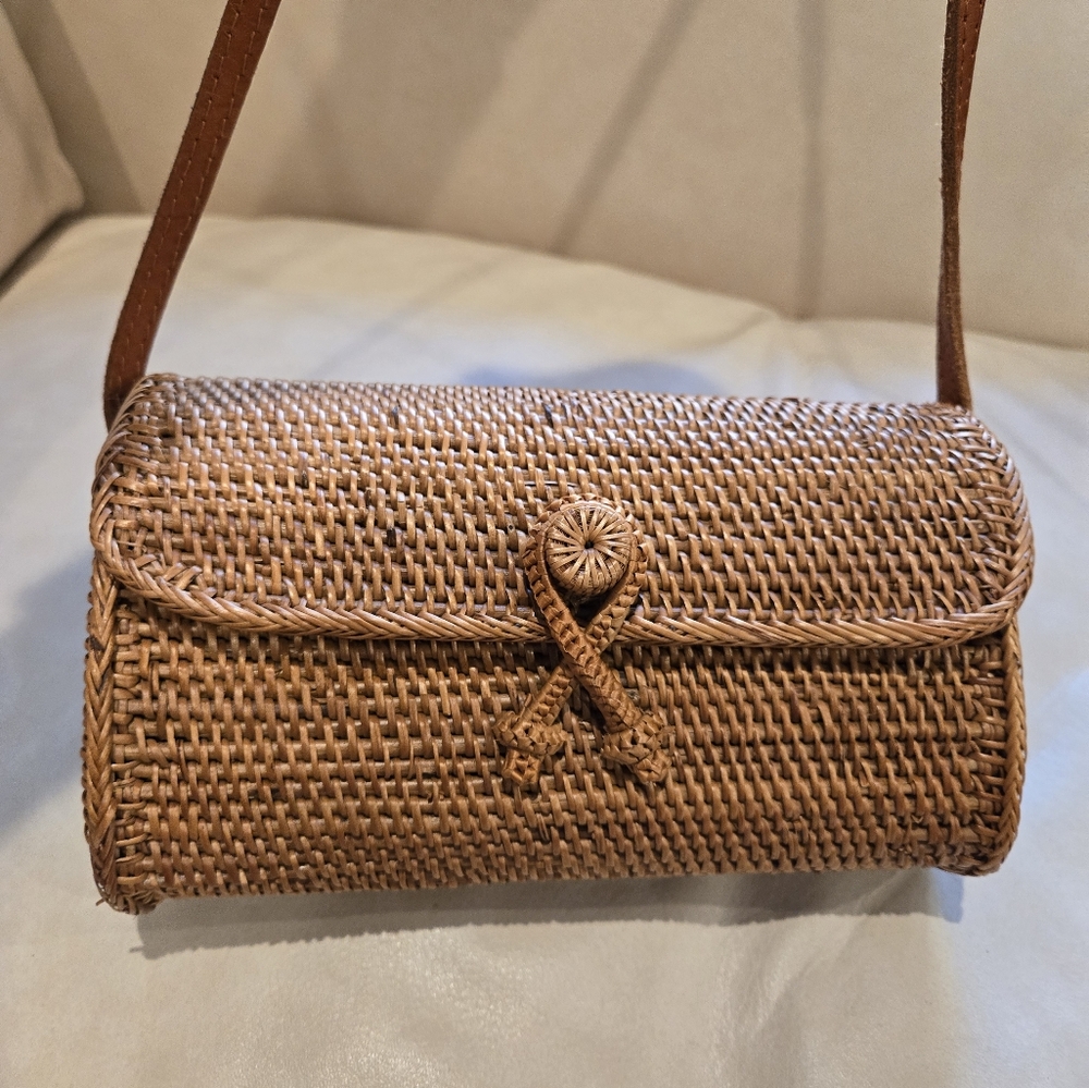 Elegant Tan Woven Shoulder Bag